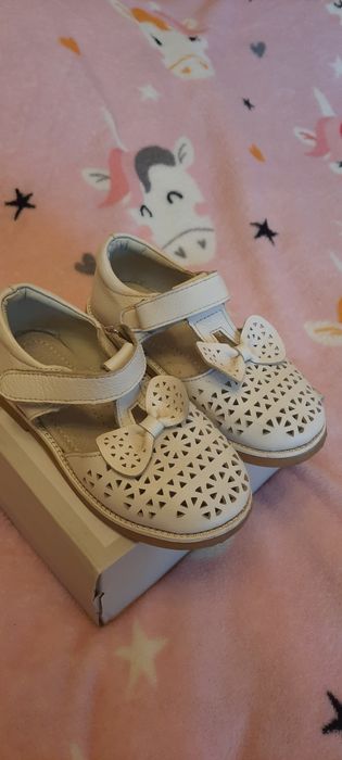 Белые сандалики для девочки фирмы Pafi