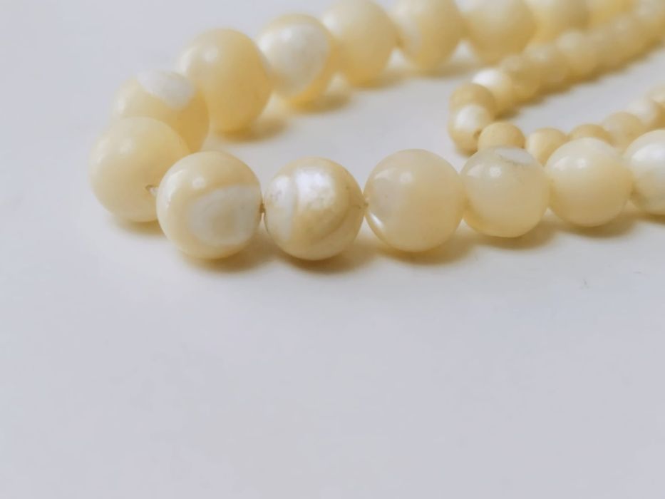 Vechi colier, anii 1920-'30, cu margele din sidef