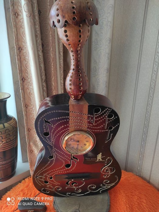 Продам 2 свительника,один с встроенными  часами.