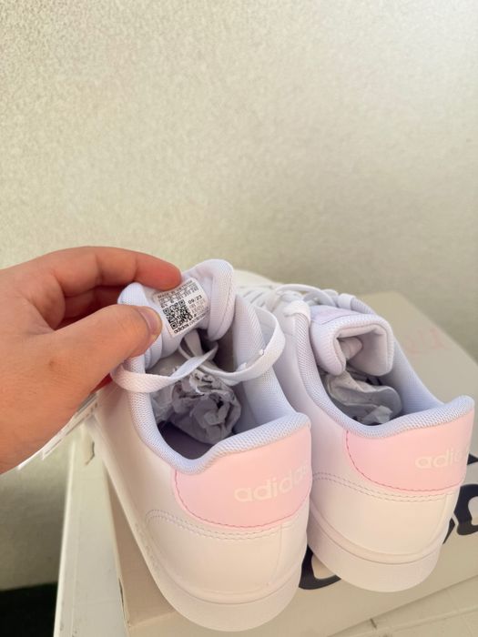 Обувки Adidas чисто нови