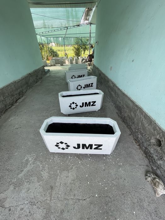 Sikameka va urnalar gul tuvaklar