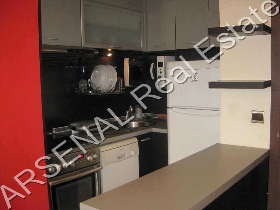 Тристаен апартамент под наем, Младост 1