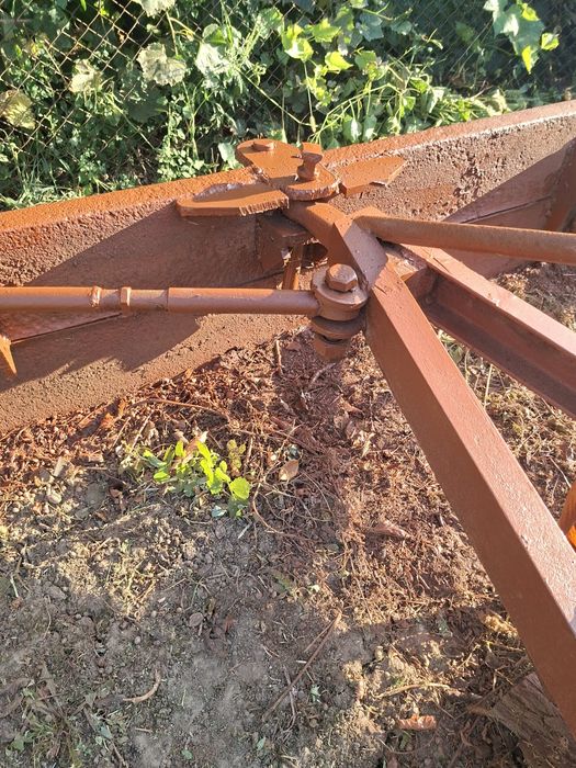 Utilaje tractor: Lamă nivelat pământ / zăpadă + Cupă cu basculare hidraulică pe tiranți