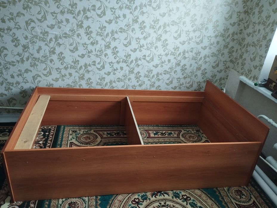 Кровать деревянная