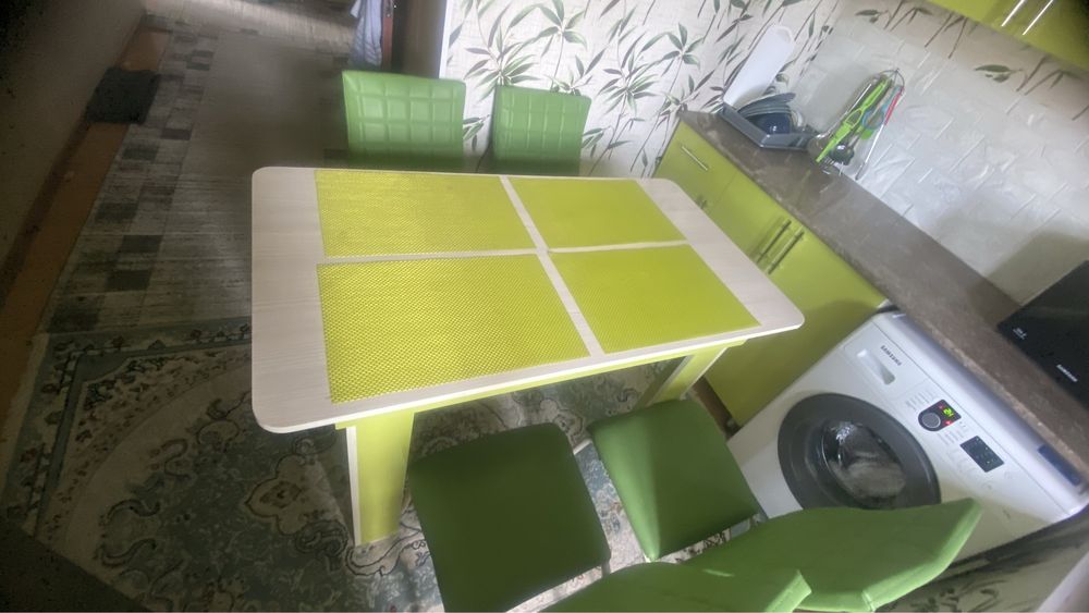 Стол со стульями