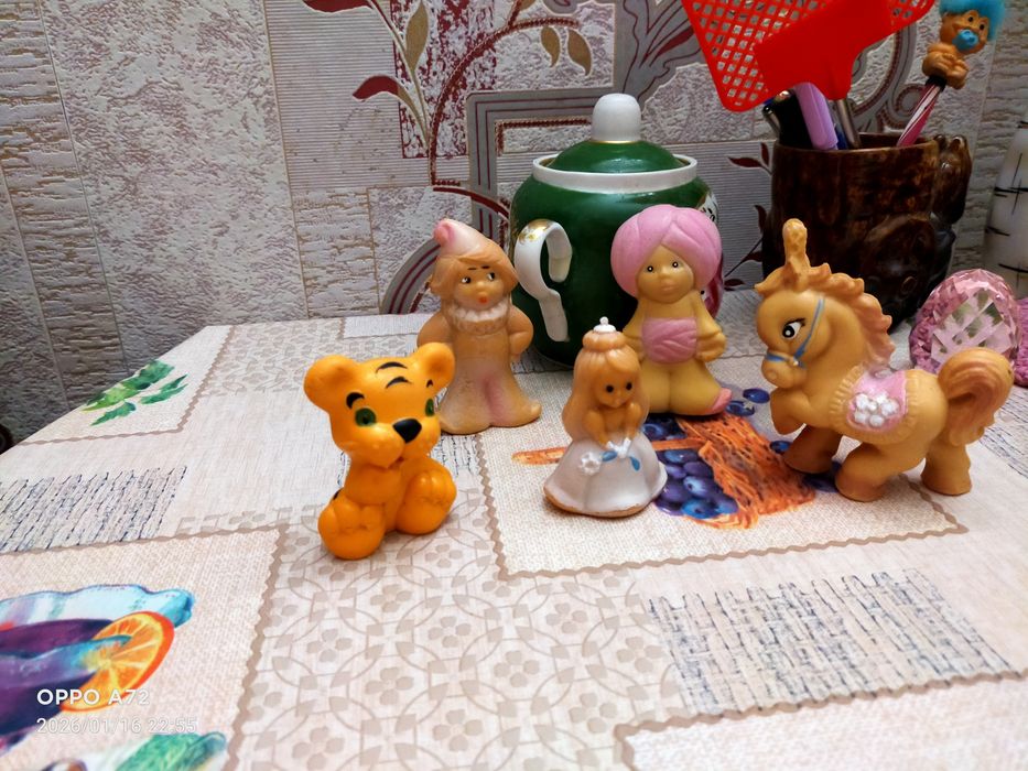 Продам советские  игрушки пластмасс. Листайте.
