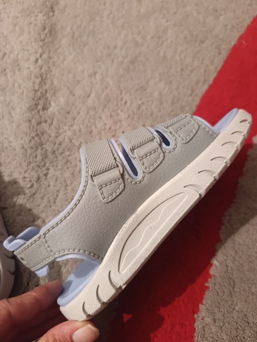 Продам сандали новые