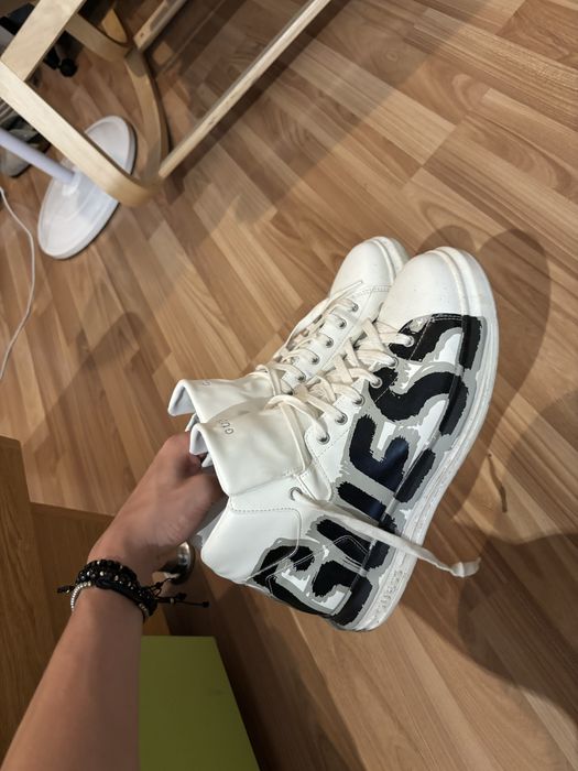 Adidasi guess high