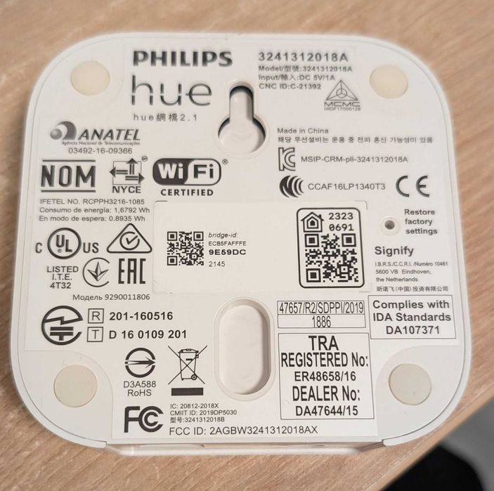 Kit Philips Hue Bridge, 3x albe, 1 color, 1 remote, 1 wall switch