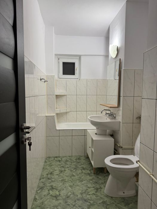 Inchiriez apartament o camera Zona Judetean