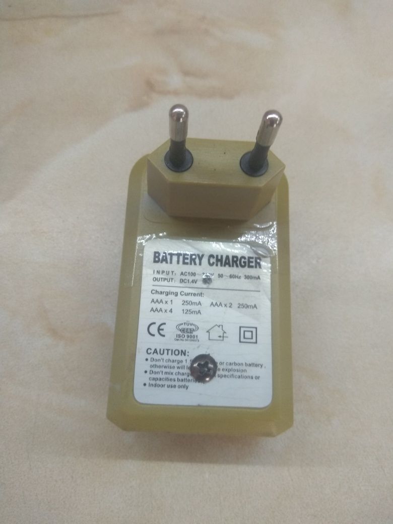 Зарядное устройство для батареек Beston + 8 разных батареек