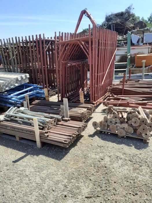 schela metalică și popi metalici