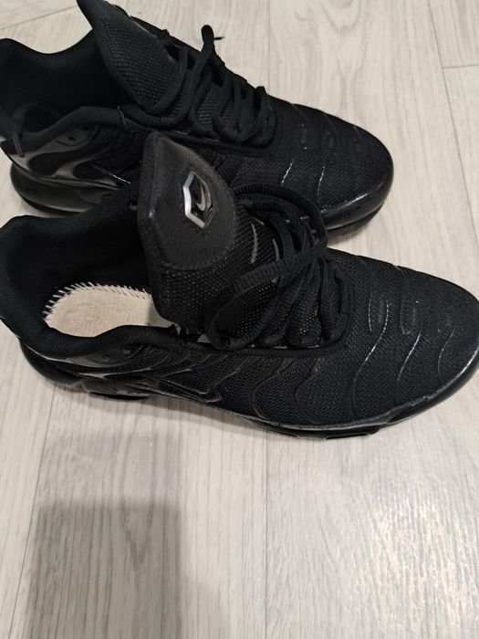 Продам черные кроссовки