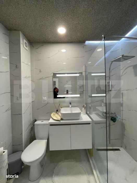Apartament 3 camere, 2 bai, 64 mp, 2 parcari, intermediar, zona Terra