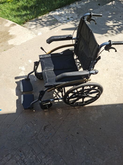 Scaun cu rotile pliabil