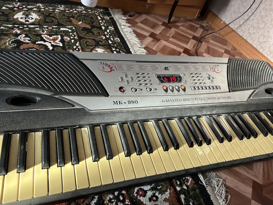 Продам синтезатор