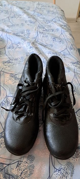 Bocanci piele marimea 38 , nefolositii