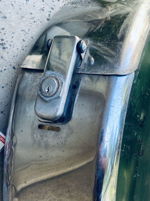 Продавам метален кальф за резервна гума на джип.