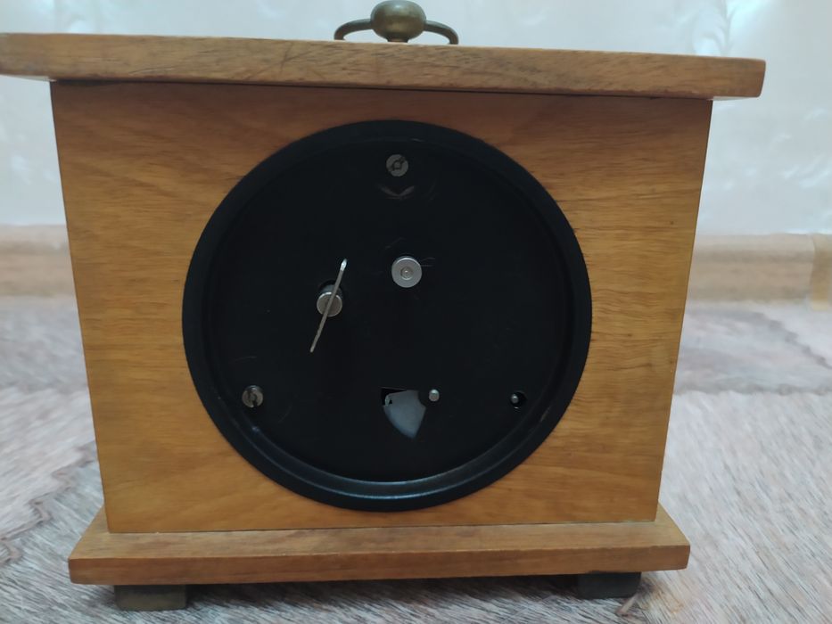 Продам настольные советские часы