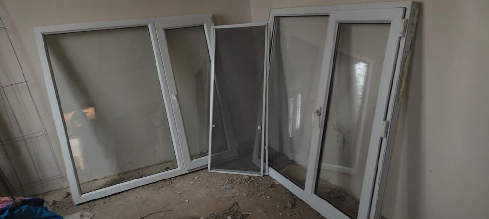 В хорошем состоянии продаются два окна.