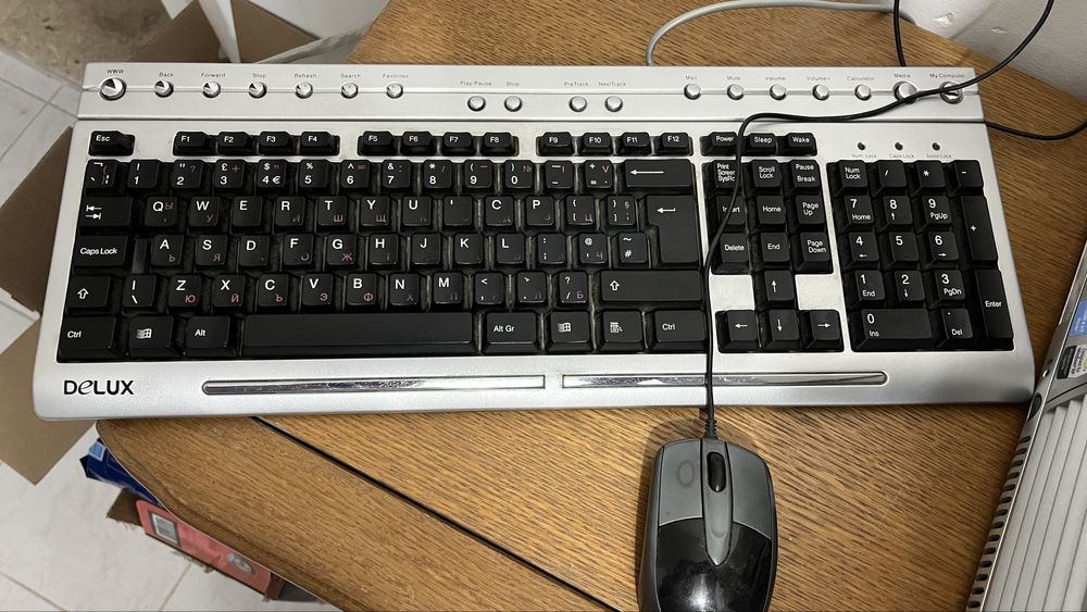 Продавам настолен компютър  ,клавиатура и мишка