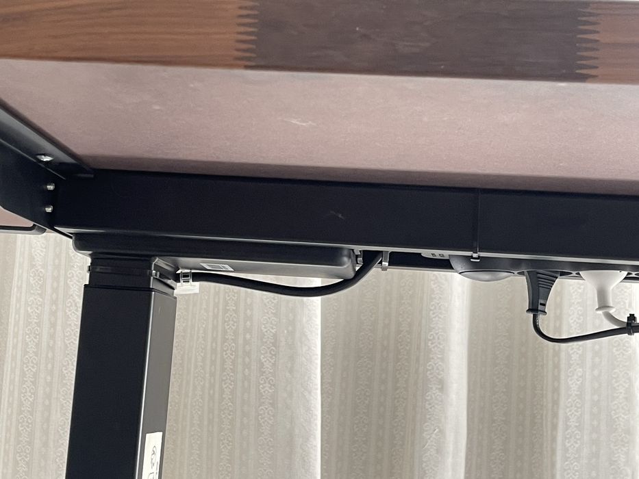 Birou lemn masiv nuc cu cadru metalic electric