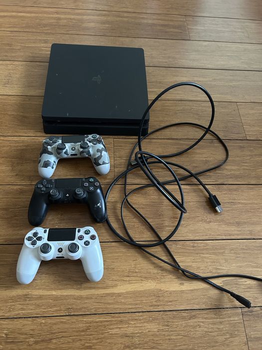 Playstation 4 конзола и три джойстика