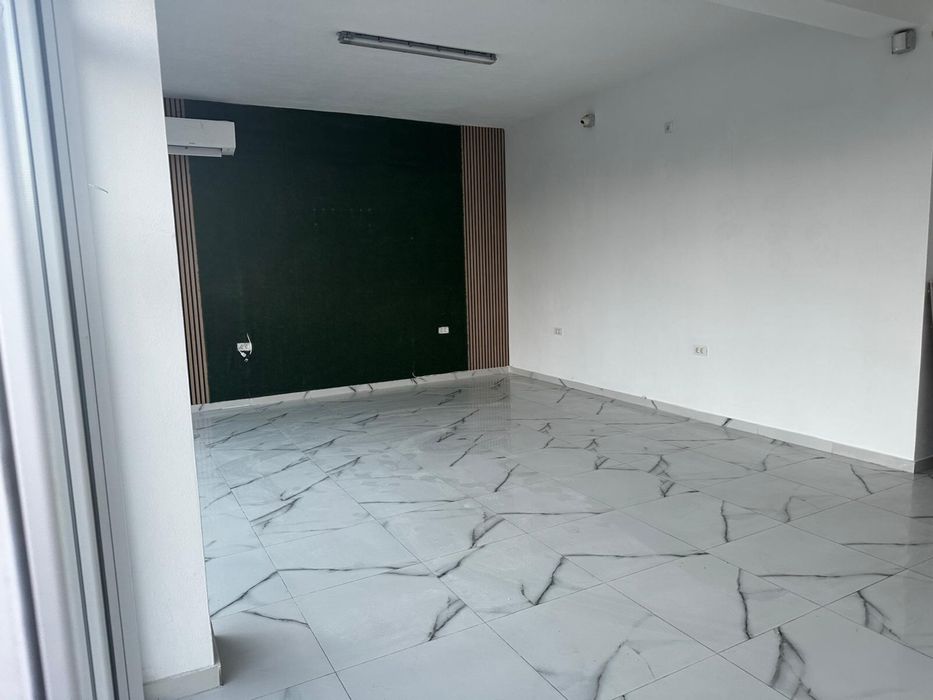 Vand spatiu comercial Albesti la drumul mational .