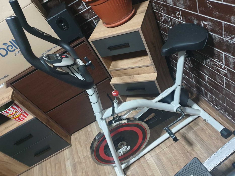 Велоергометър със сензор за пулс, бяло и червено