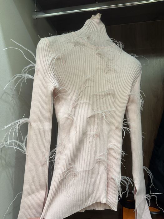 Розовая кофта с перьями