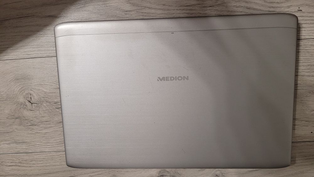 Laptop Medion Akoya E7424  Intel i3-7100u 2.4 GHz/ 8 GB / SSD 120 + 1.5 TB - 17.3 Full HD