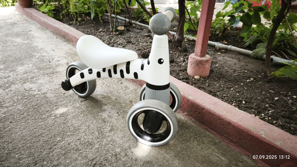 Mini bicicleta "Zebra" pentru copii cu 3 roti, fara pedale
