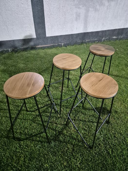 Vand 4 scaune înalte de bar
