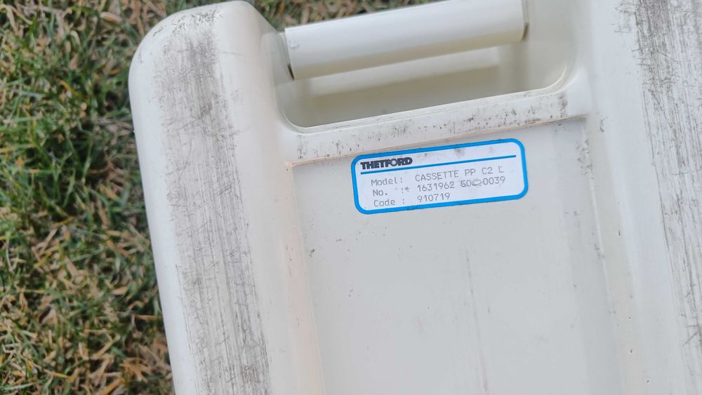 Caseta pentru toaleta cu golire exterioara marca Thetford, model C2