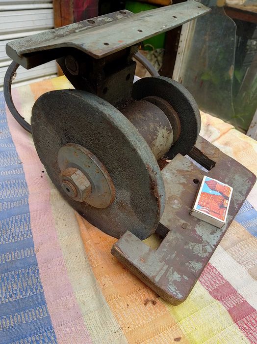 Шмиргел за заточване на стругарски ножове