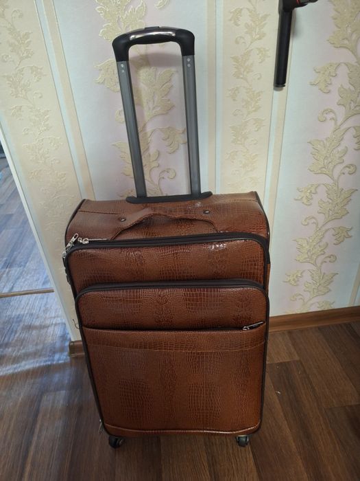 Продам вместимый новый чемодан