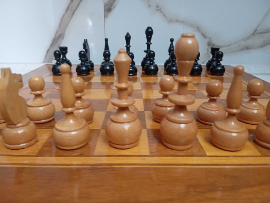 ШАХ с дървени фигури