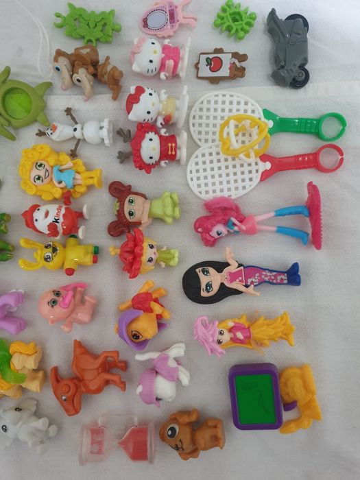 Киндер игрушки и сумочка.