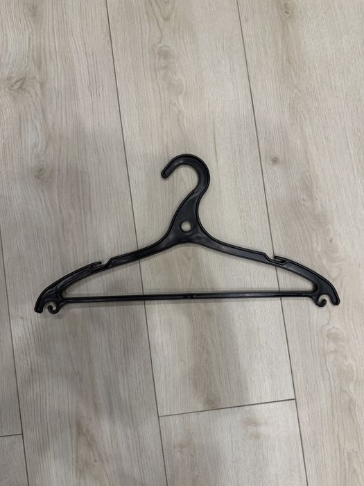 Набор вешалок много