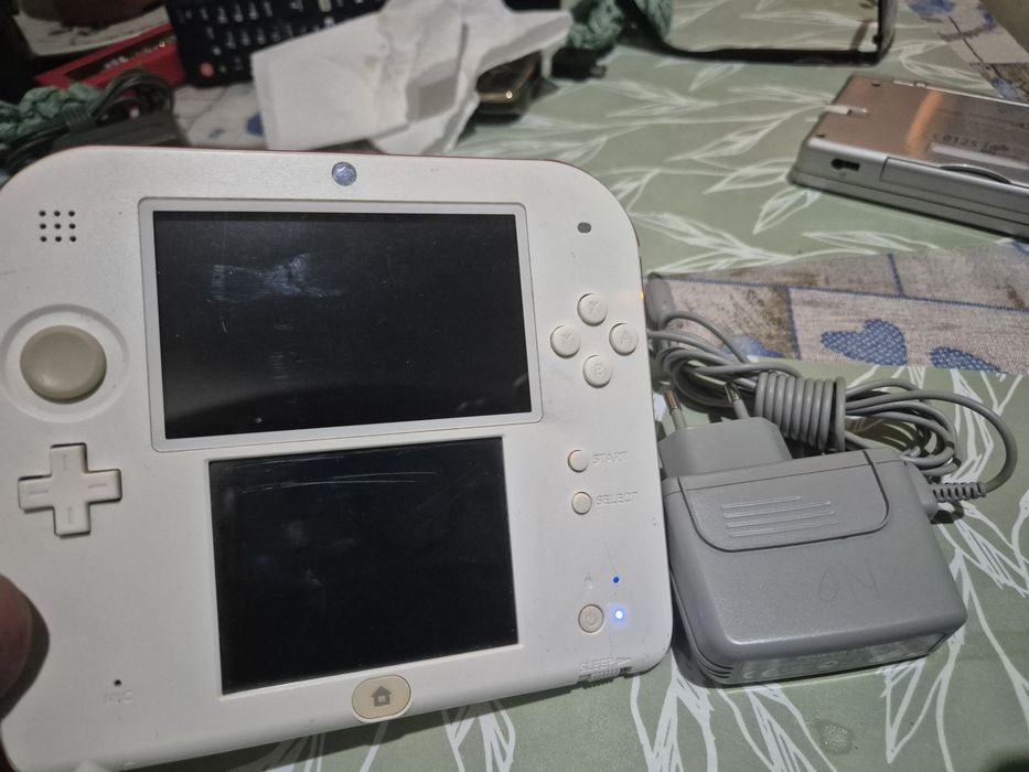 Consola portabila de colecție Nintendo 2DS +1  joc compatibil