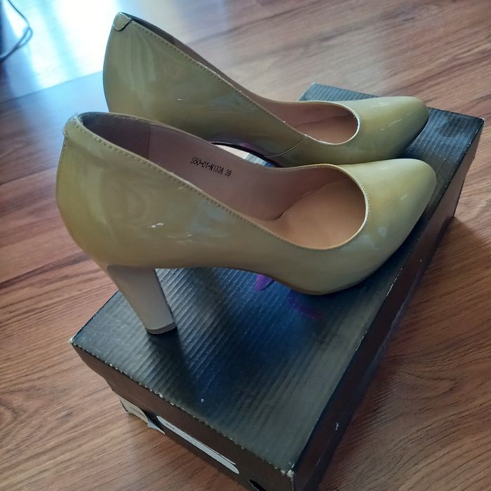 Продаются туфли б/у на каблуке