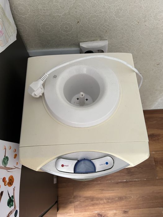 Кулер для воды напольный