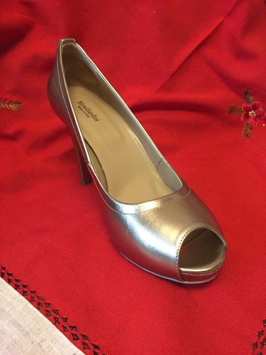 Елегантни кожени обувки