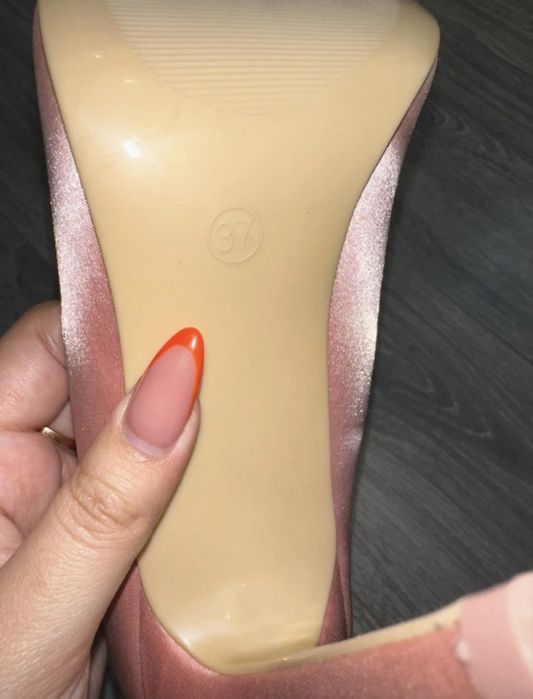 Pantofi stiletto roz satinat - Noi, nepurtati