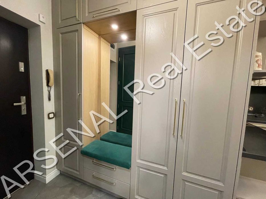 Дава се под наем Тристаен апартамент в София, Център - 105 кв.м за 1350 € - Снимка #1