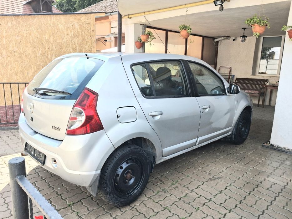 Vând.     sandero