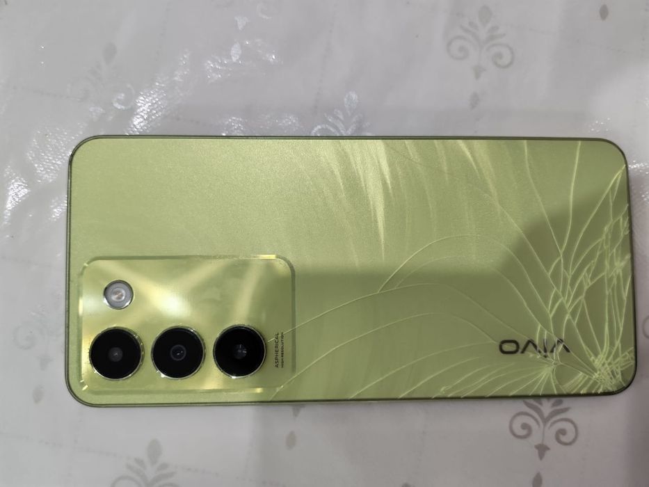 Телефон Vivo Y100