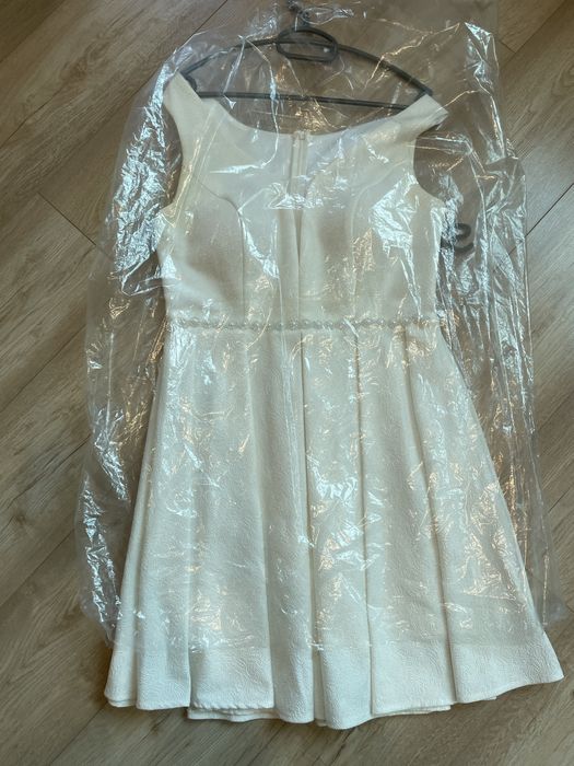 Бяла официална рокля за повод, с блестящи частици