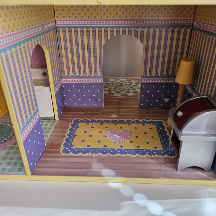 Дървена къщичка за кукли с мебелите