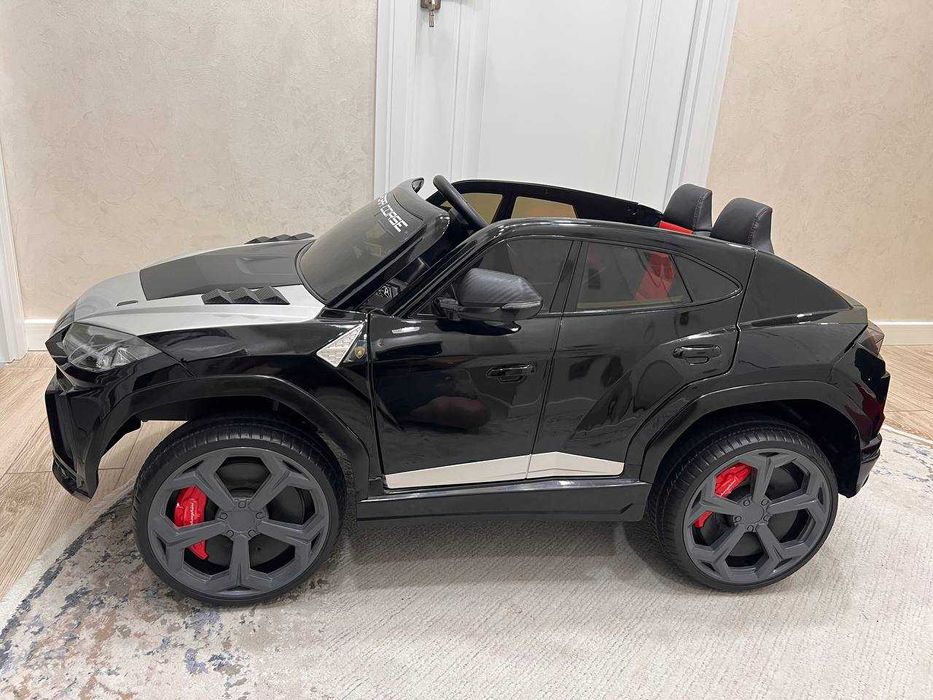 Продам детскую машину 2х моторную в отличном состоянии